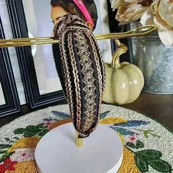🆕️Black and Gold Headband - Picture 2 of 3